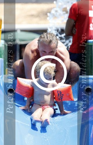 Ibiza 30 juli 2012
Wendy v Dijk met Erland Galjaard Lizzy Sem Mik en haar moeder in het aquapark op ibiza.
Peter Smulders bv