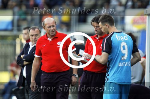 Waalwijk, 11 Augustus 2012
Eerste kompetitiewedstrijd in het nieuwe seizoen 2012/2013 tussen RKC-PSV, eindstand 3-2
Ernest Faber bespreekt de taktiek met Tim Matavz
Foto Peter Smulders BV