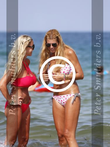 ibiza 29 juli 2012
Estelle Cruijff en Angela v Hulten bij coco beach op het strand.
Peter Smulders bv