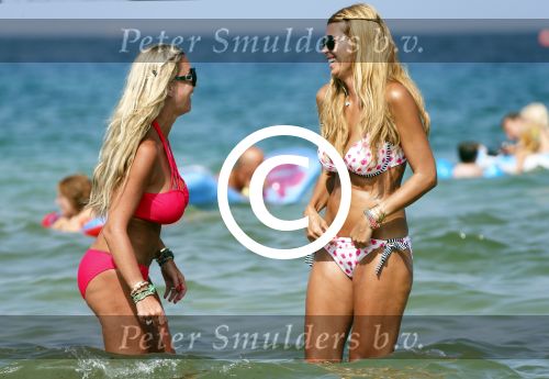 ibiza 29 juli 2012
Estelle Cruijff en Angela v Hulten bij coco beach op het strand.
Peter Smulders bv
