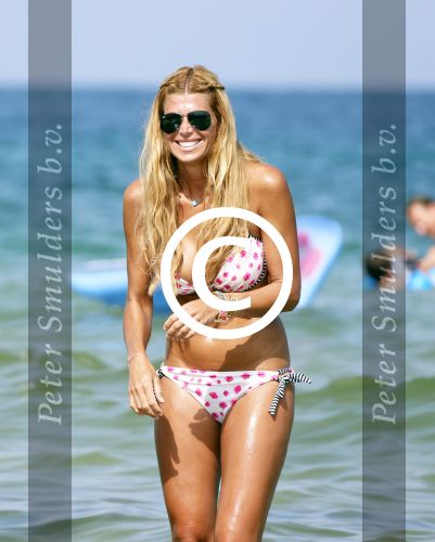 ibiza 29 juli 2012
Estelle Cruijff en Angela v Hulten bij coco beach op het strand.
Peter Smulders bv