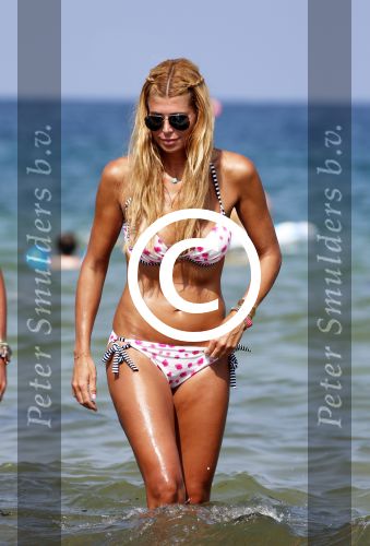 ibiza 29 juli 2012
Estelle Cruijff en Angela v Hulten bij coco beach op het strand.
Peter Smulders bv