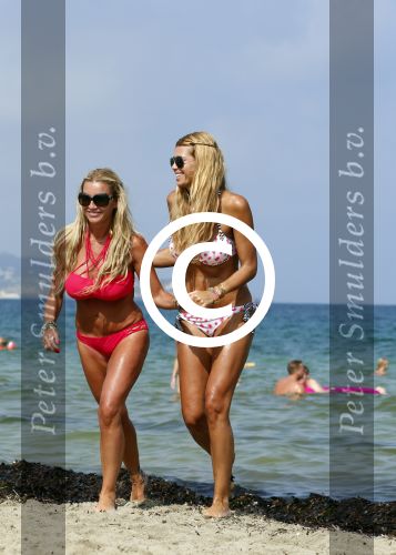 ibiza 29 juli 2012
Estelle Cruijff en Angela v Hulten bij coco beach op het strand.
Peter Smulders bv