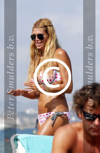 ibiza 29 juli 2012
Estelle Cruijff en Angela v Hulten bij coco beach op het strand.
Peter Smulders bv