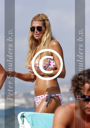 ibiza 29 juli 2012
Estelle Cruijff en Angela v Hulten bij coco beach op het strand.
Peter Smulders bv