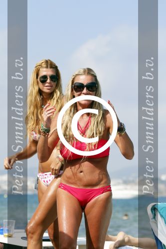 ibiza 29 juli 2012
Estelle Cruijff en Angela v Hulten bij coco beach op het strand.
Peter Smulders bv