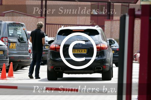 Amstelveen Amsterdam 19 juni 2012
Ruud Gullit en Estelle Cruijff gaan naar de diploma uitreiking van hun zoon op de internationale School Amsterdam. Ruud komt met zijn porsche cabrio.
Peter Smulders bv