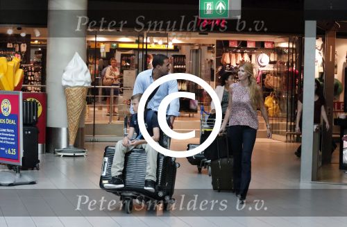 Schiphol 28 juni 2012
Badr Hari Estelle Cruijff Joelle en Maxim Gullit arriveren op schiphol na vakantie op Sardinie.
Peter Smulders bv