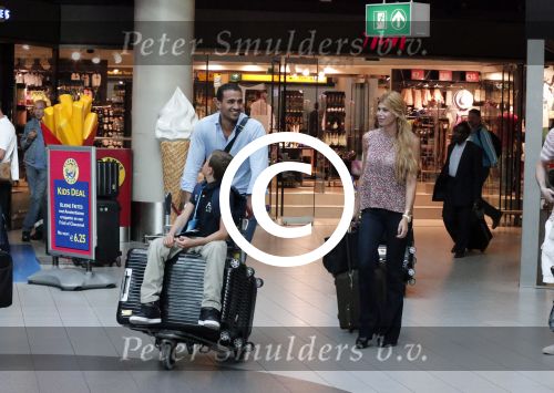 Schiphol 28 juni 2012
Badr Hari Estelle Cruijff Joelle en Maxim Gullit arriveren op schiphol na vakantie op Sardinie.
Peter Smulders bv