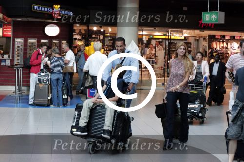 Schiphol 28 juni 2012
Badr Hari Estelle Cruijff Joelle en Maxim Gullit arriveren op schiphol na vakantie op Sardinie.
Peter Smulders bv