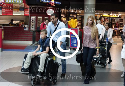 Schiphol 28 juni 2012
Badr Hari Estelle Cruijff Joelle en Maxim Gullit arriveren op schiphol na vakantie op Sardinie.
Peter Smulders bv