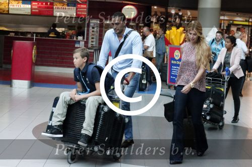 Schiphol 28 juni 2012
Badr Hari Estelle Cruijff Joelle en Maxim Gullit arriveren op schiphol na vakantie op Sardinie.
Peter Smulders bv