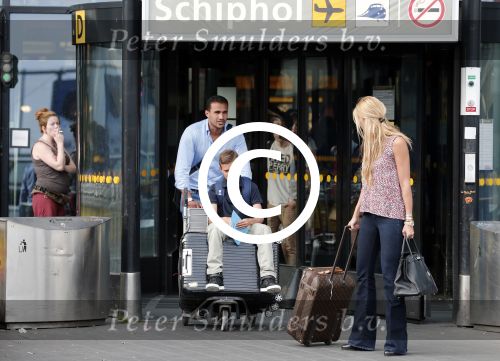 Schiphol 28 juni 2012
Badr Hari Estelle Cruijff Joelle en Maxim Gullit arriveren op schiphol na vakantie op Sardinie.
Peter Smulders bv