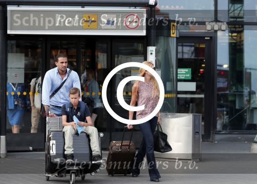 Schiphol 28 juni 2012
Badr Hari Estelle Cruijff Joelle en Maxim Gullit arriveren op schiphol na vakantie op Sardinie.
Peter Smulders bv
