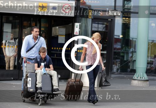 Schiphol 28 juni 2012
Badr Hari Estelle Cruijff Joelle en Maxim Gullit arriveren op schiphol na vakantie op Sardinie.
Peter Smulders bv