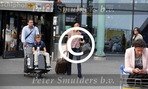 Schiphol 28 juni 2012
Badr Hari Estelle Cruijff Joelle en Maxim Gullit arriveren op schiphol na vakantie op Sardinie.
Peter Smulders bv