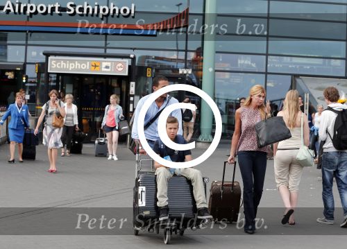 Schiphol 28 juni 2012
Badr Hari Estelle Cruijff Joelle en Maxim Gullit arriveren op schiphol na vakantie op Sardinie.
Peter Smulders bv