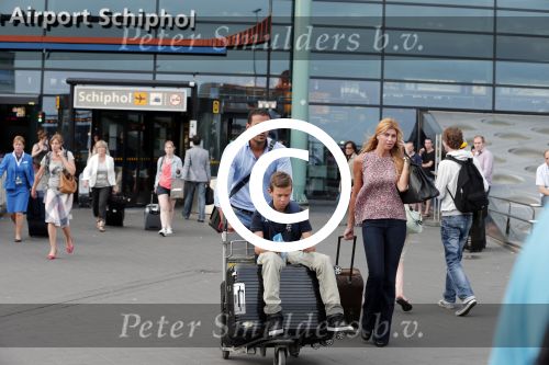 Schiphol 28 juni 2012
Badr Hari Estelle Cruijff Joelle en Maxim Gullit arriveren op schiphol na vakantie op Sardinie.
Peter Smulders bv