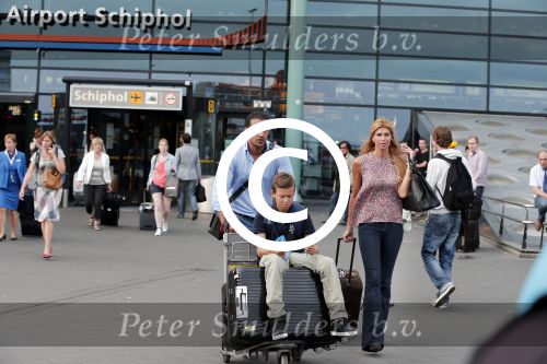 Schiphol 28 juni 2012
Badr Hari Estelle Cruijff Joelle en Maxim Gullit arriveren op schiphol na vakantie op Sardinie.
Peter Smulders bv