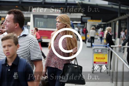 Schiphol 28 juni 2012
Badr Hari Estelle Cruijff Joelle en Maxim Gullit arriveren op schiphol na vakantie op Sardinie.
Peter Smulders bv