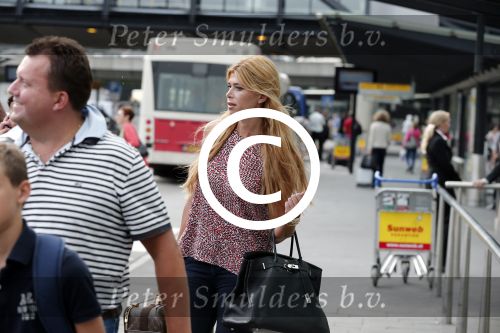 Schiphol 28 juni 2012
Badr Hari Estelle Cruijff Joelle en Maxim Gullit arriveren op schiphol na vakantie op Sardinie.
Peter Smulders bv