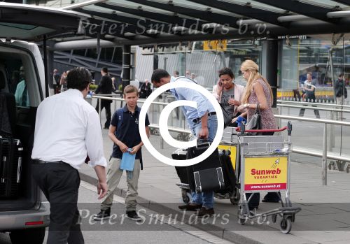 Schiphol 28 juni 2012
Badr Hari Estelle Cruijff Joelle en Maxim Gullit arriveren op schiphol na vakantie op Sardinie.
Peter Smulders bv