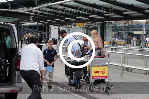 Schiphol 28 juni 2012
Badr Hari Estelle Cruijff Joelle en Maxim Gullit arriveren op schiphol na vakantie op Sardinie.
Peter Smulders bv