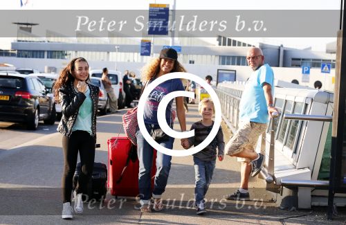 Schiphol 23 juli 2012
Fajah Lourens met zoon en dochter op schiphol. Ze wordt afgezet door een hele goede vriend.
Peter Smulders bv