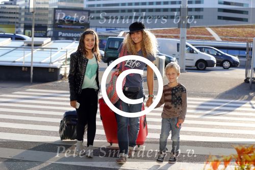 Schiphol 23 juli 2012
Fajah Lourens met zoon en dochter op schiphol. Ze wordt afgezet door een hele goede vriend.
Peter Smulders bv
