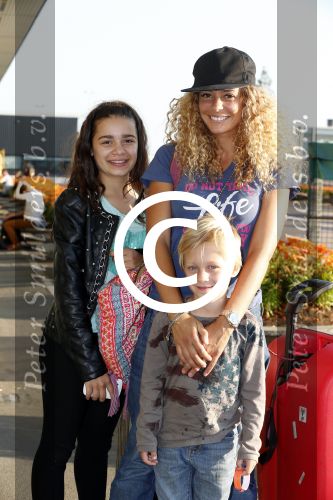Schiphol 23 juli 2012
Fajah Lourens met zoon en dochter op schiphol. Ze wordt afgezet door een hele goede vriend.
Peter Smulders bv