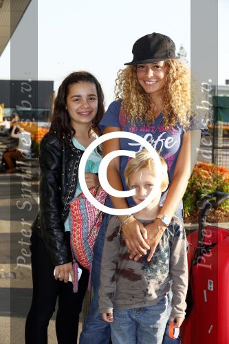 Schiphol 23 juli 2012
Fajah Lourens met zoon en dochter op schiphol. Ze wordt afgezet door een hele goede vriend.
Peter Smulders bv
