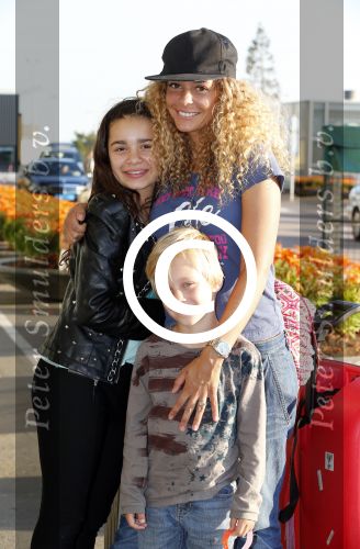 Schiphol 23 juli 2012
Fajah Lourens met zoon en dochter op schiphol. Ze wordt afgezet door een hele goede vriend.
Peter Smulders bv