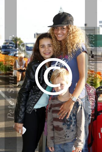 Schiphol 23 juli 2012
Fajah Lourens met zoon en dochter op schiphol. Ze wordt afgezet door een hele goede vriend.
Peter Smulders bv