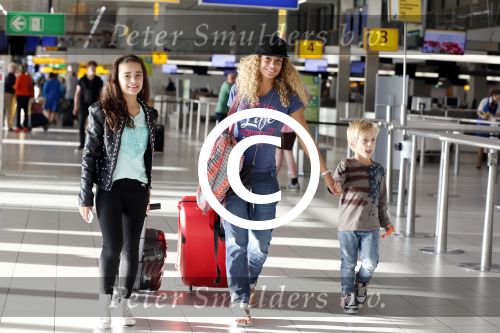 Schiphol 23 juli 2012
Fajah Lourens met zoon en dochter op schiphol. Ze wordt afgezet door een hele goede vriend.
Peter Smulders bv