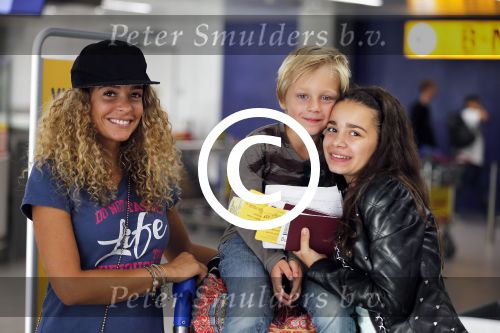 Schiphol 23 juli 2012
Fajah Lourens met zoon en dochter op schiphol. Ze wordt afgezet door een hele goede vriend.
Peter Smulders bv