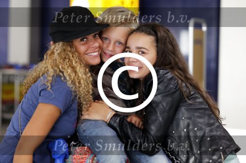 Schiphol 23 juli 2012
Fajah Lourens met zoon en dochter op schiphol. Ze wordt afgezet door een hele goede vriend.
Peter Smulders bv