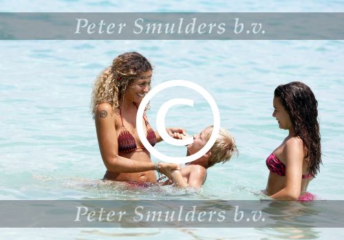 ibiza 29 juli 2012
Fajah Lourens met haar 2 kinderen op vakantie op ibiza.
Peter Smulders bv
