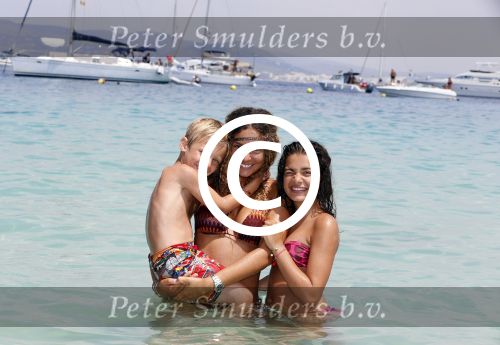 ibiza 29 juli 2012
Fajah Lourens met haar 2 kinderen op vakantie op ibiza.
Peter Smulders bv
