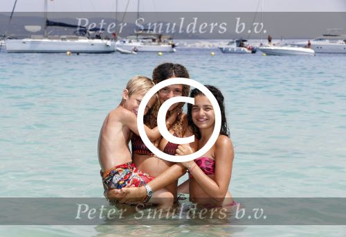 ibiza 29 juli 2012
Fajah Lourens met haar 2 kinderen op vakantie op ibiza.
Peter Smulders bv