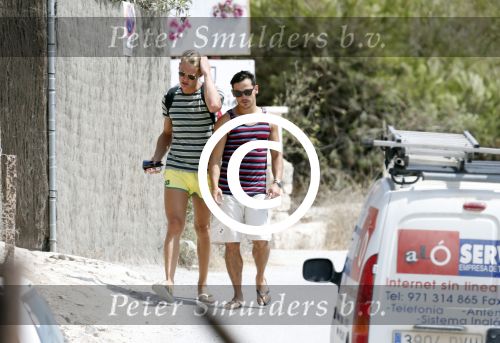 ibiza 1 augustus 2012
Ferry Doedens met zijn nieuwe vriend Nuno Azevedo op het strand bij el seriquito.
Peter Smulders bv