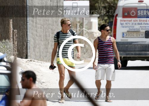ibiza 1 augustus 2012
Ferry Doedens met zijn nieuwe vriend Nuno Azevedo op het strand bij el seriquito.
Peter Smulders bv
