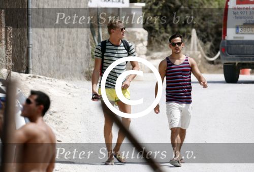 ibiza 1 augustus 2012
Ferry Doedens met zijn nieuwe vriend Nuno Azevedo op het strand bij el seriquito.
Peter Smulders bv