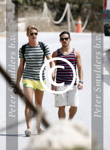 ibiza 1 augustus 2012
Ferry Doedens met zijn nieuwe vriend Nuno Azevedo op het strand bij el seriquito.
Peter Smulders bv
