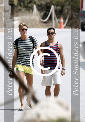ibiza 1 augustus 2012
Ferry Doedens met zijn nieuwe vriend Nuno Azevedo op het strand bij el seriquito.
Peter Smulders bv