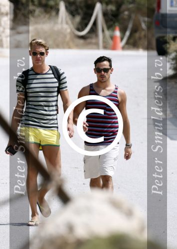 ibiza 1 augustus 2012
Ferry Doedens met zijn nieuwe vriend Nuno Azevedo op het strand bij el seriquito.
Peter Smulders bv