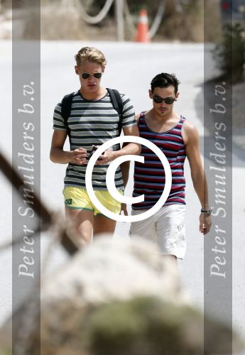ibiza 1 augustus 2012
Ferry Doedens met zijn nieuwe vriend Nuno Azevedo op het strand bij el seriquito.
Peter Smulders bv