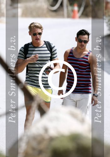 ibiza 1 augustus 2012
Ferry Doedens met zijn nieuwe vriend Nuno Azevedo op het strand bij el seriquito.
Peter Smulders bv