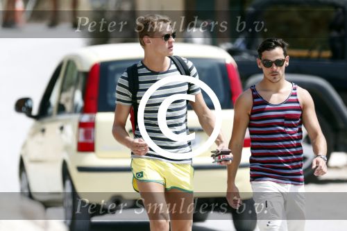 ibiza 1 augustus 2012
Ferry Doedens met zijn nieuwe vriend Nuno Azevedo op het strand bij el seriquito.
Peter Smulders bv