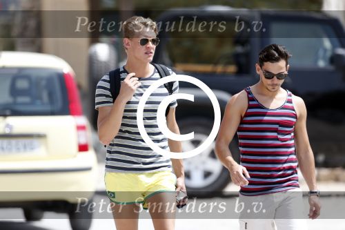 ibiza 1 augustus 2012
Ferry Doedens met zijn nieuwe vriend Nuno Azevedo op het strand bij el seriquito.
Peter Smulders bv