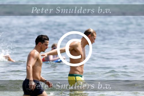 ibiza 1 augustus 2012
Ferry Doedens met zijn nieuwe vriend Nuno Azevedo op het strand bij el seriquito.
Peter Smulders bv